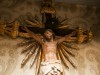 ORATÓRIO COM JESUS CRISTO CRUCIFICADO E DUAS IMAGENS DE CALVÁRIO