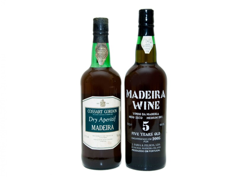 DUAS GARRAFAS DE VINHO DA MADEIRA