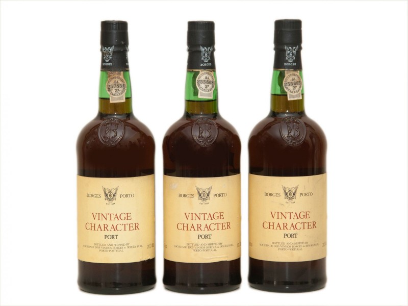 TRÊS GARRAFAS DE VINHO DO PORTO