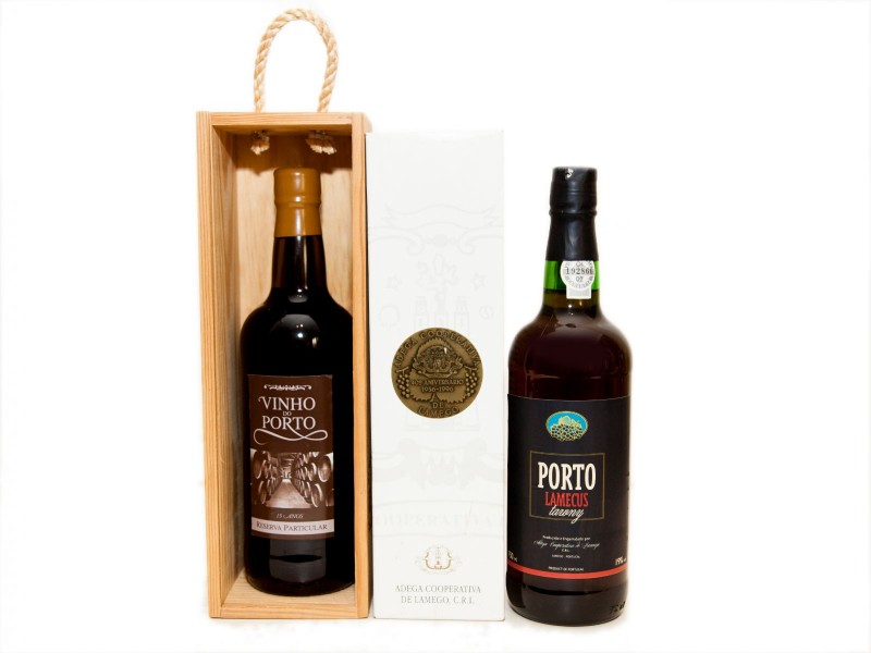 DUAS GARRAFAS DE VINHO DO PORTO