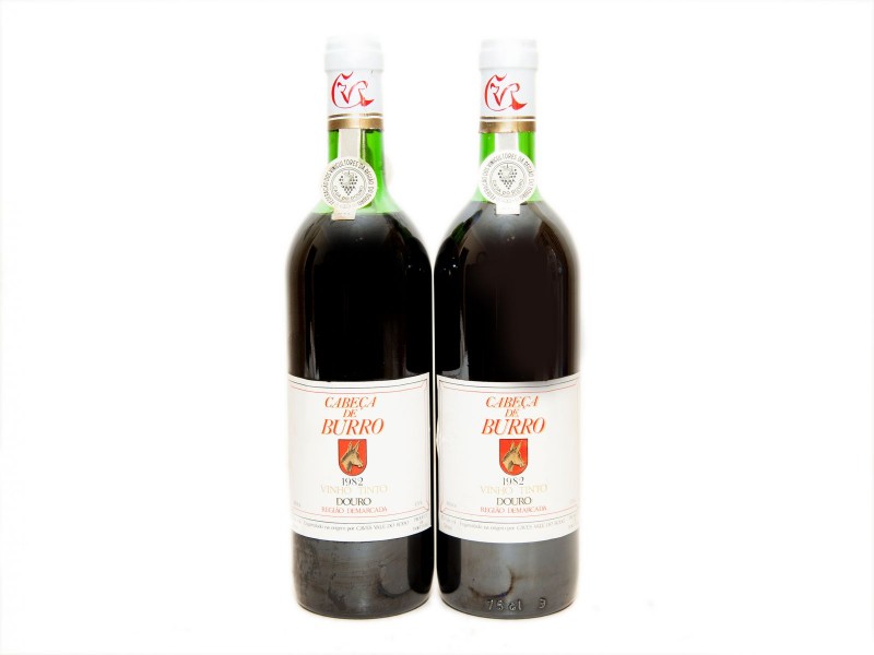 DUAS GARRAFAS DE VINHO TINTO DE MESA DO DOURO