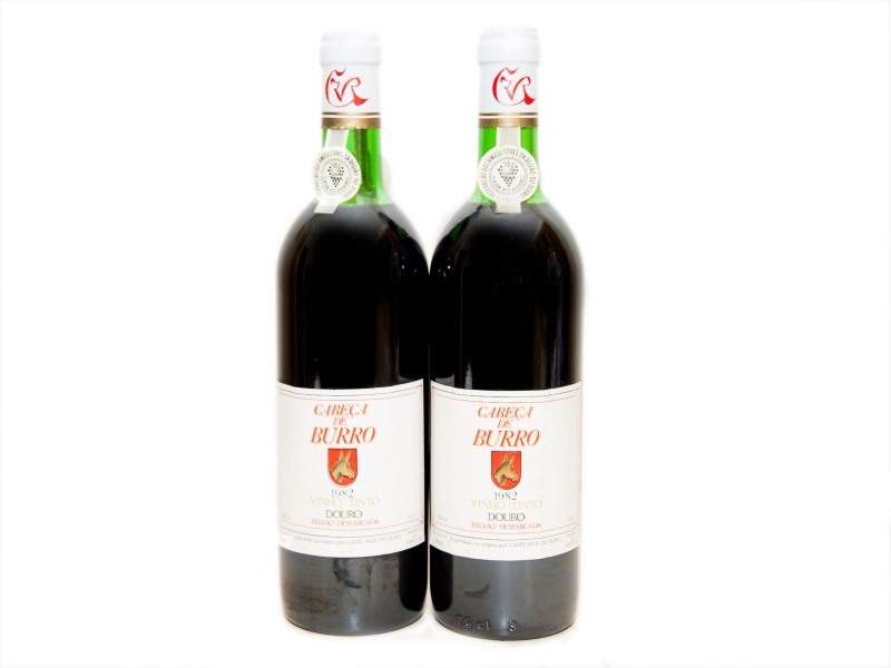 DUAS GARRAFAS DE VINHO TINTO DE MESA DO DOURO