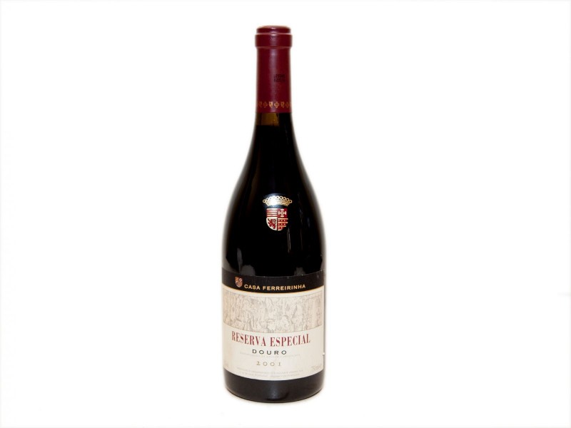INVULGAR GARRAFA DE VINHO TINTO DE MESA DO DOURO