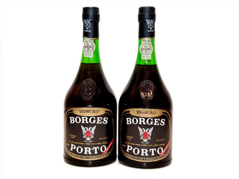 DUAS GARRAFAS DE VINHO DO PORTO