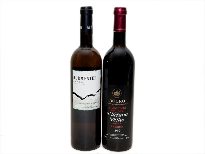 DUAS GARRAFAS DE VINHO TINTO E BRANCO DE MESA DO DOURO