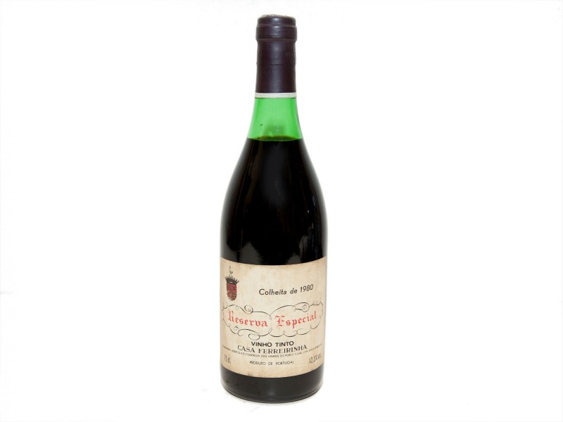 INVULGAR GARRAFA DE VINHO TINTO DE MESA DO DOURO