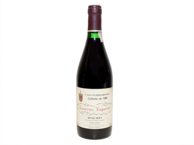 INVULGAR GARRAFA DE VINHO TINTO DE MESA DO DOURO