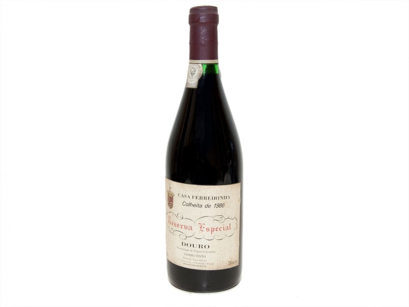 INVULGAR GARRAFA DE VINHO TINTO DE MESA DO DOURO