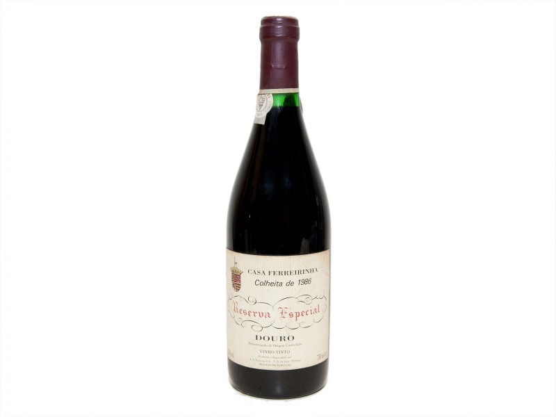 INVULGAR GARRAFA DE VINHO TINTO DE MESA DO DOURO