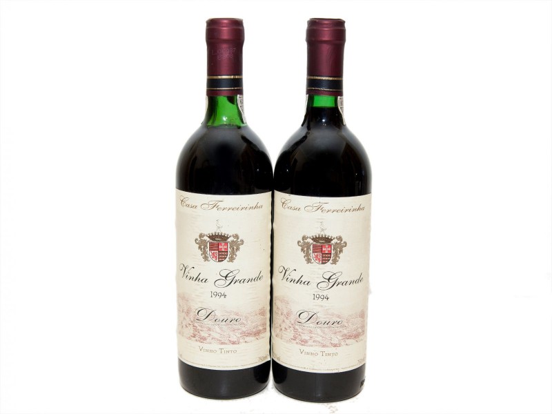 DUAS GARRAFAS DE VINHO TINTO DE MESA DO DOURO