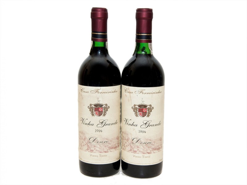 DUAS GARRAFAS DE VINHO TINTO DE MESA DO DOURO
