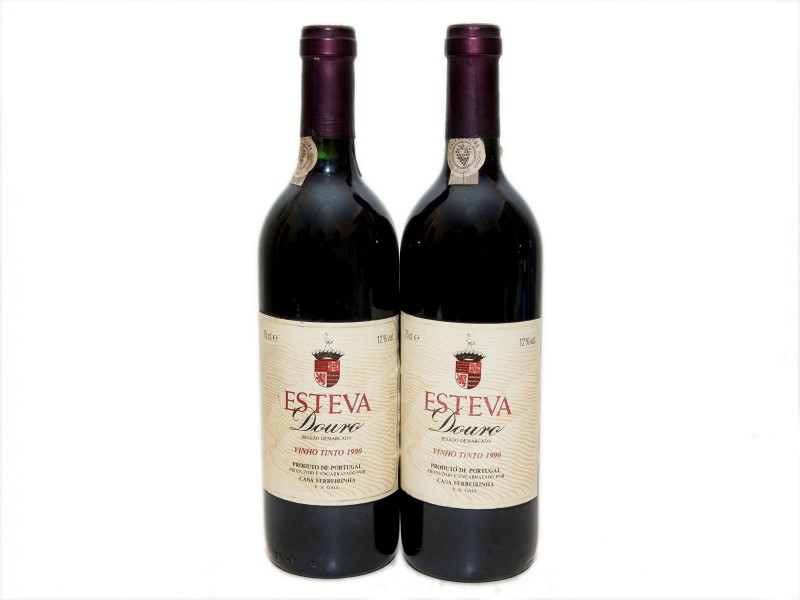 DUAS GARRAFAS DE VINHO TINTO DE MESA DO DOURO