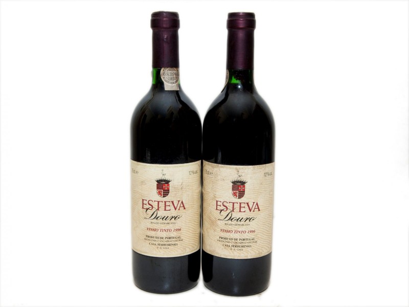 DUAS GARRAFAS DE VINHO TINTO DE MESA DO DOURO