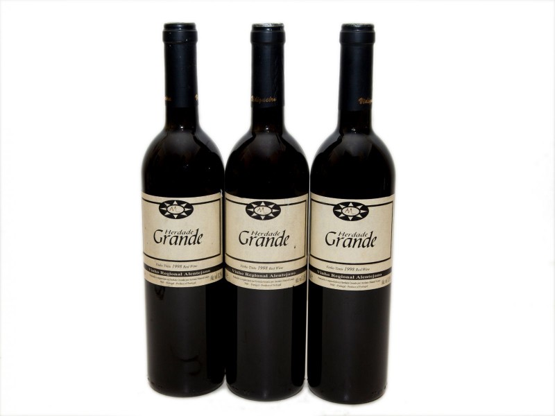 TRÊS GARRAFAS DE VINHO TINTO REGIONAL ALENTEJANO