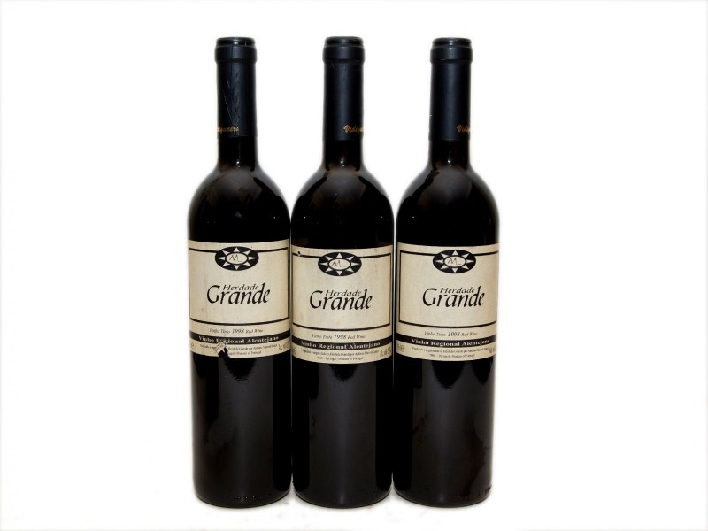 TRÊS GARRAFAS DE VINHO TINTO REGIONAL ALENTEJANO