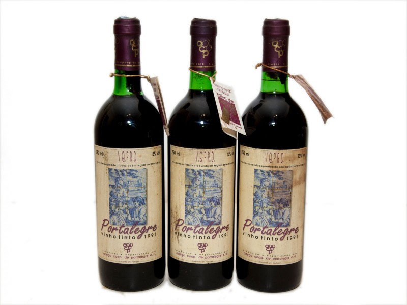 TRÊS GARRAFAS DE VINHO TINTO DE MESA DO ALENTEJO