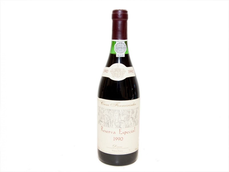 INVULGAR GARRAFA DE VINHO TINTO DE MESA DO DOURO
