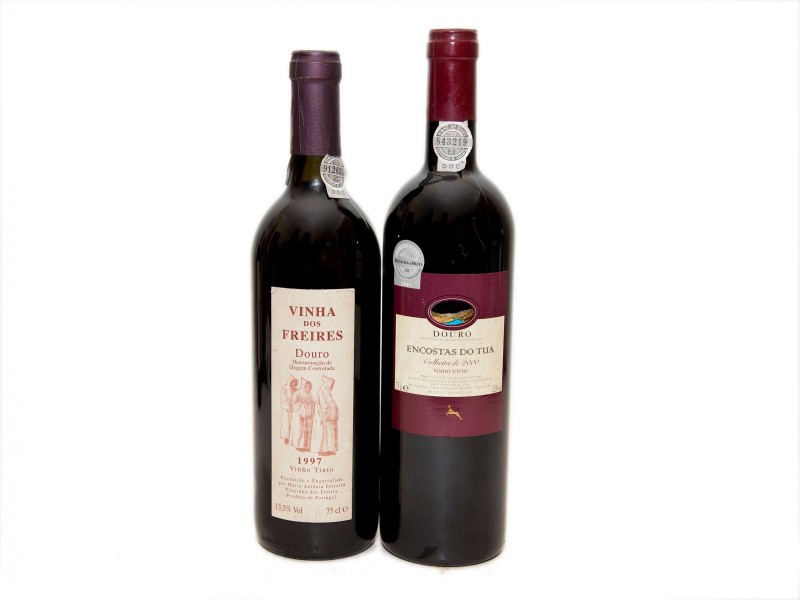 DUAS GARRAFAS DE VINHO TINTO DE MESA DO DOURO
