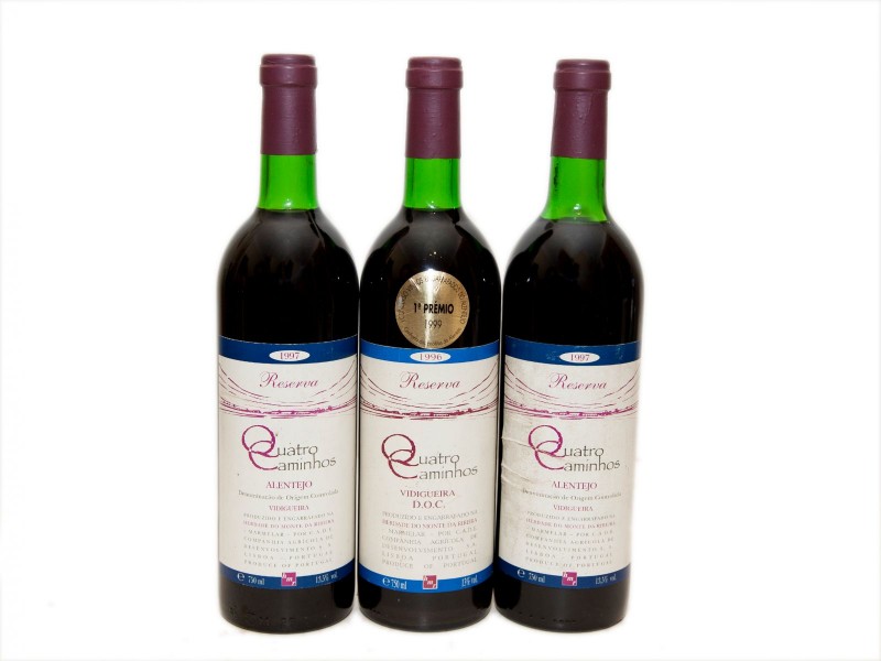 TRÊS GARRAFAS DE VINHO TINTO DE MESA DO ALENTEJO