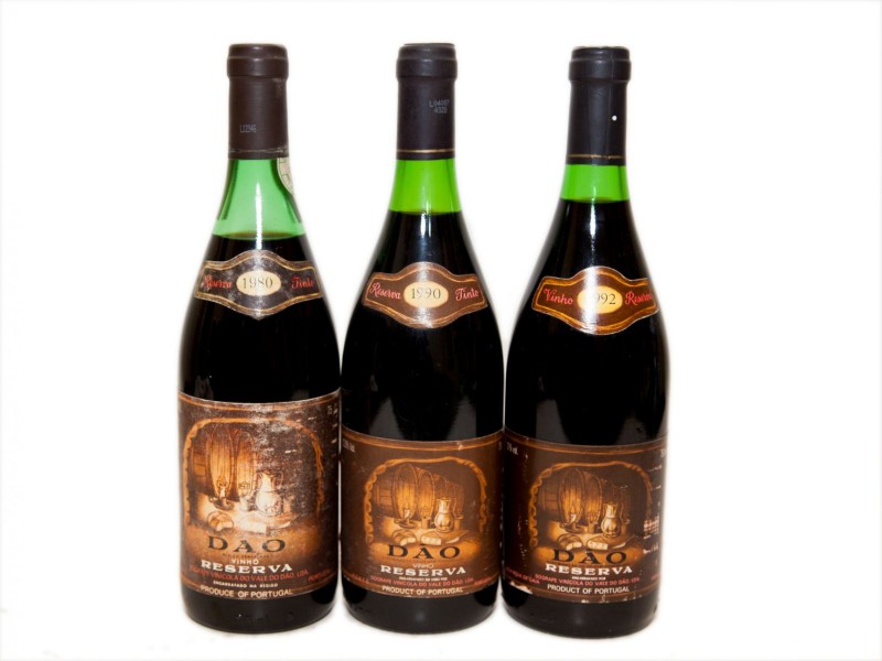 TRÊS GARRAFAS DE VINHO TINTO DE MESA DO DÃO