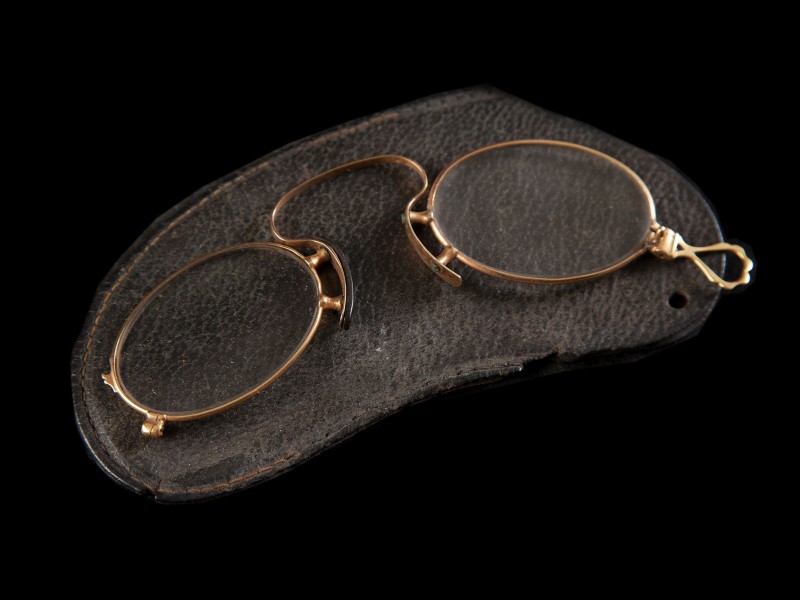 PINCE-NEZ
