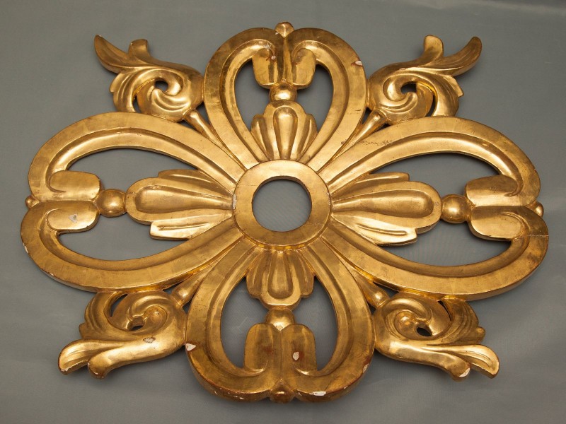 ORNAMENTO DE SUSPENSÃO EM TALHA DOURADA
