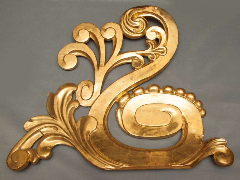 ORNAMENTO DE SUSPENSÃO EM TALHA DOURADA