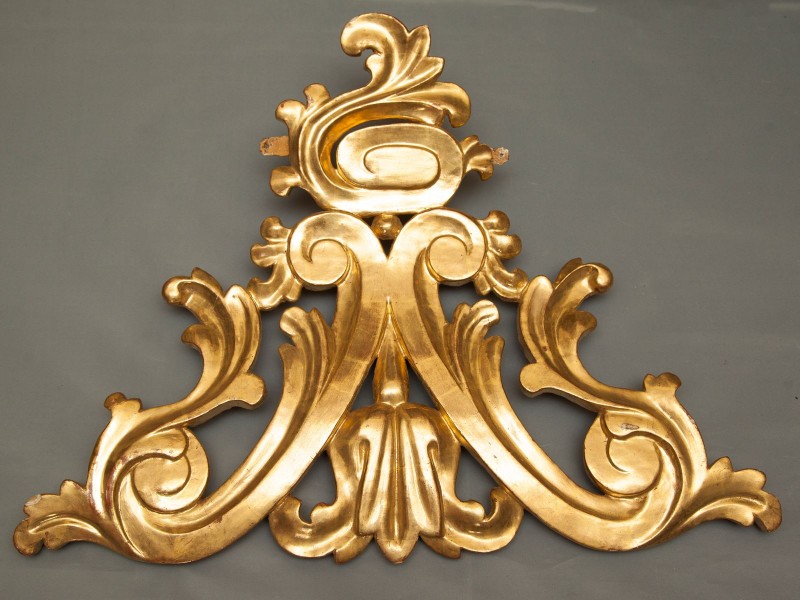 ORNAMENTO DE SUSPENSÃO EM TALHA DOURADA