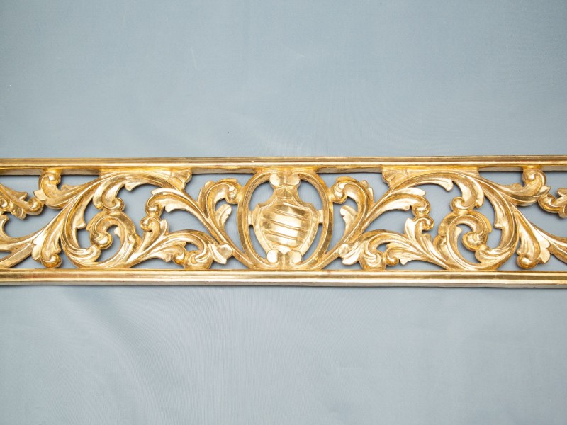 ORNAMENTO DE SUSPENSÃO EM TALHA DOURADA
