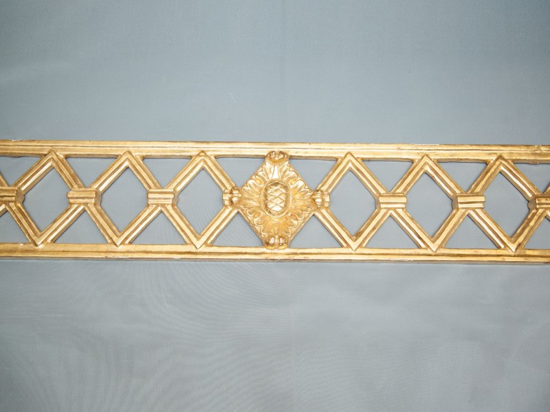 ORNAMENTO DE SUSPENSÃO EM TALHA DOURADA
