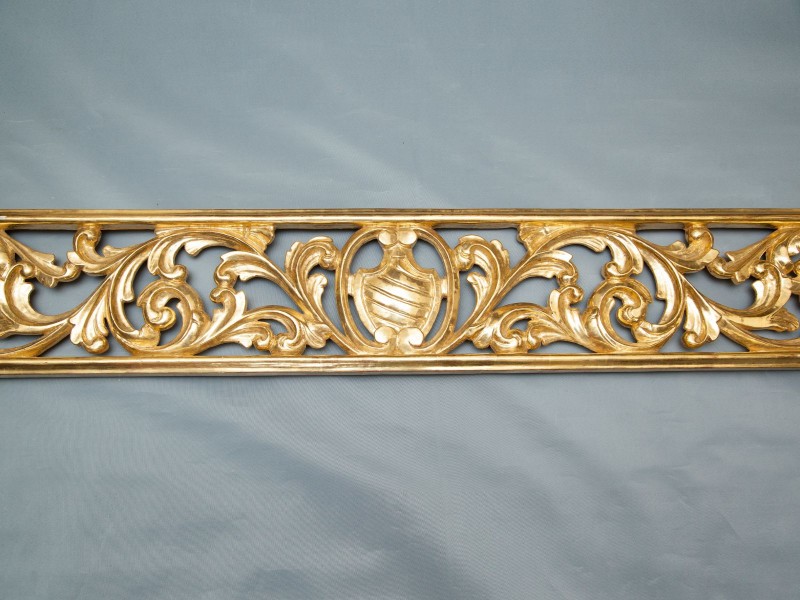 ORNAMENTO DE SUSPENSÃO EM TALHA DOURADA