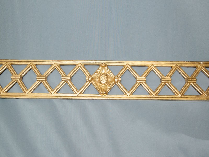 ORNAMENTO DE SUSPENSÃO EM TALHA DOURADA
