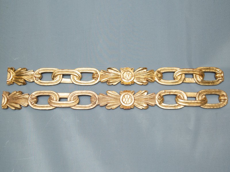 PAR DE ORNAMENTOS DE SUSPENSÃO EM TALHA DOURADA