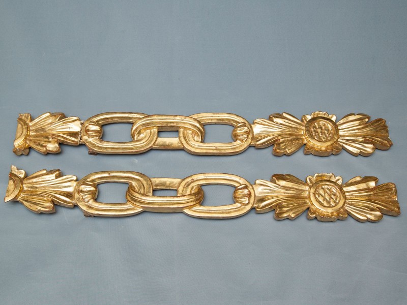 PAR DE ORNAMENTOS DE SUSPENSÃO EM TALHA DOURADA