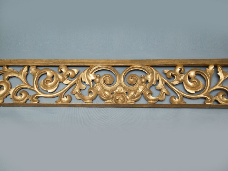 ORNAMENTO DE SUSPENSÃO EM TALHA DOURADA
