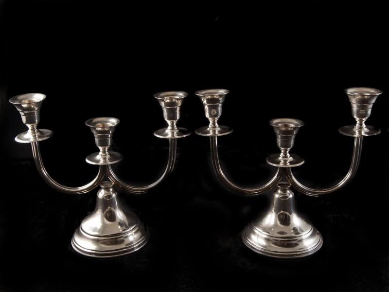 PAR DE CANDELADROS DE TRÊS LUMES