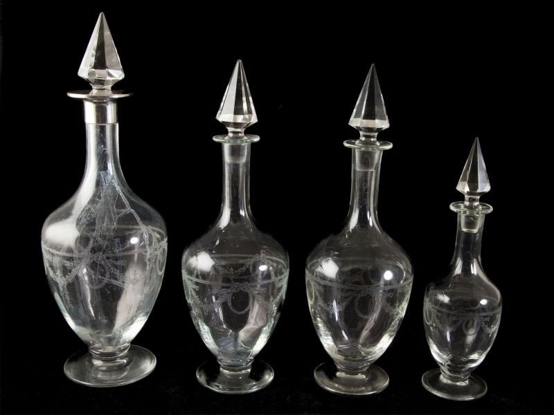 QUATRO GARRAFAS LICOREIRAS
