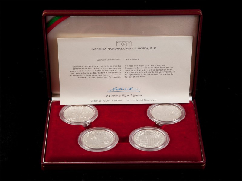 COLECÇÃO DE QUATRO MOEDAS EM PRATA DE (200 ESCUDOS)