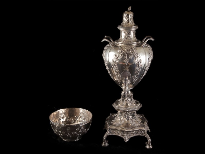 SAMOVAR E TAÇA DE PINGOS COM O “BRASÃO DO CONDE DAS DEVESAS” 