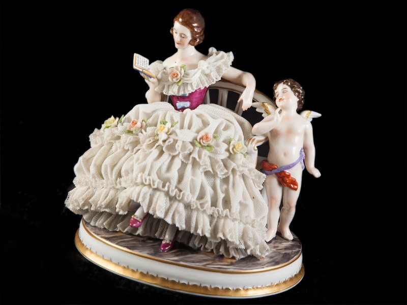 FIGURA FEMININA COM PUTTI