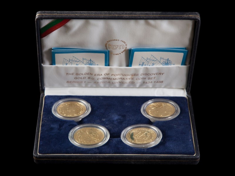 QUATRO MOEDAS EM OURO DE (100 ESCUDOS)