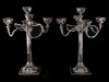 PAR DE CANDELABROS DE CINCO LUMES COM BRASÃO DE ARMAS DA FAMÍLIA PINTO COELHO