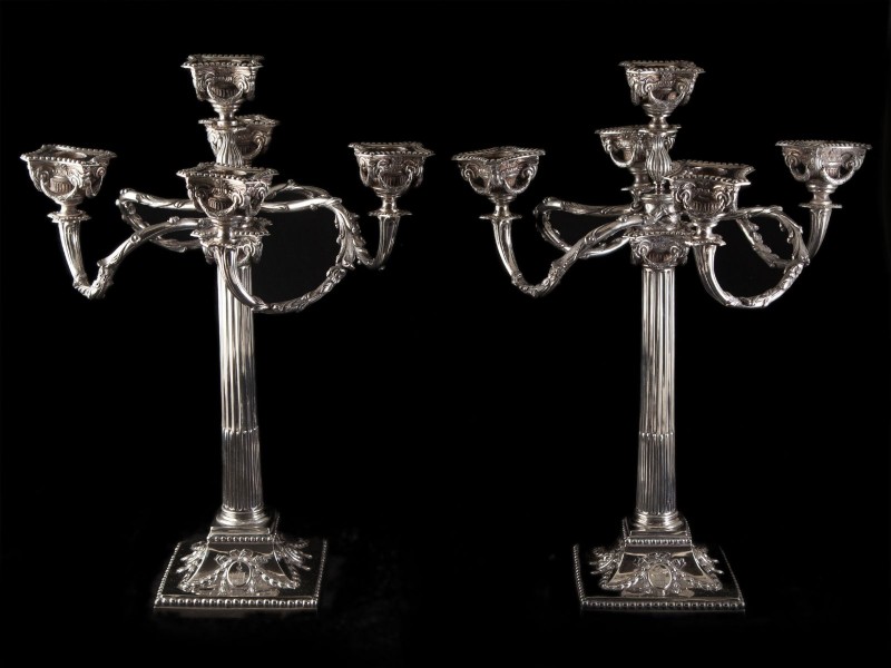 PAR DE CANDELABROS DE CINCO LUMES COM BRASÃO DE ARMAS DA FAMÍLIA PINTO COELHO