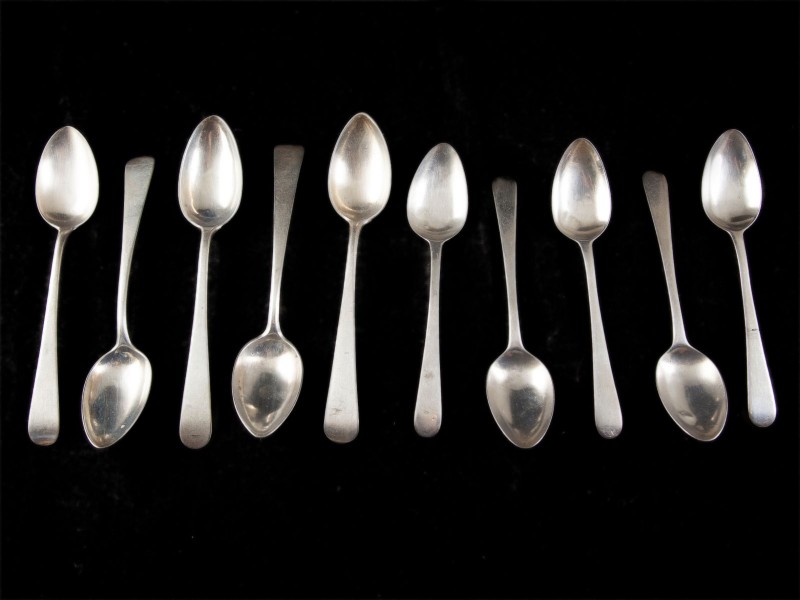 CONJUNTO DE DEZ COLHERES DE SOPA E DE SOBREMESA