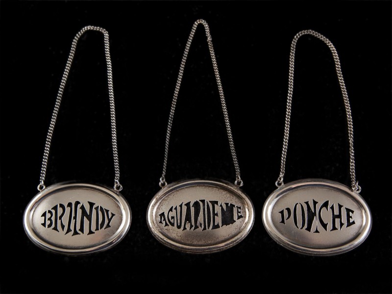 TRÊS PLACAS DE SUSPENSÃO PARA GARRAFAS LICOREIRAS