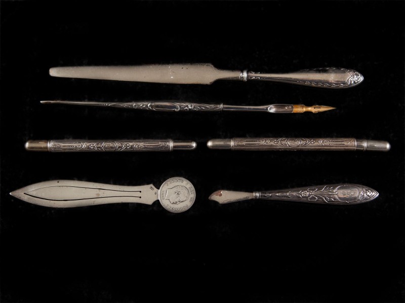COLECÇÃO DE VÁRIAS PEÇAS DE SECRETÁRIA