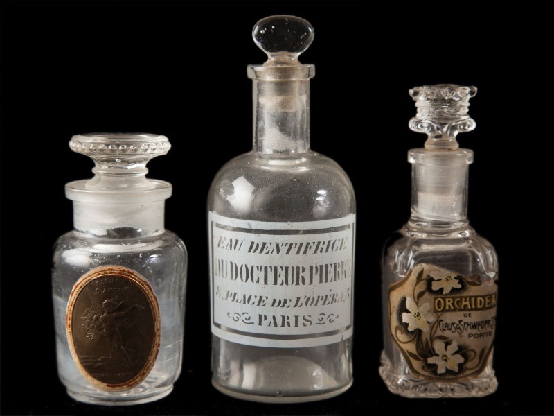 TRÊS FRASCOS DE PERFUME E DE SOLUÇÃO DENTÍFRICA