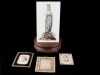 PLACA EM VIDRO PINTADO COM A NOSSA SENHORA DE LOURDES E TRÊS REGISTOS DENTRO DE REDOMA