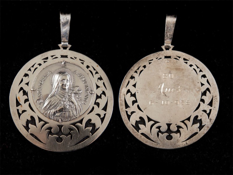 PENDENTE COM MEDALHA RELIGIOSA