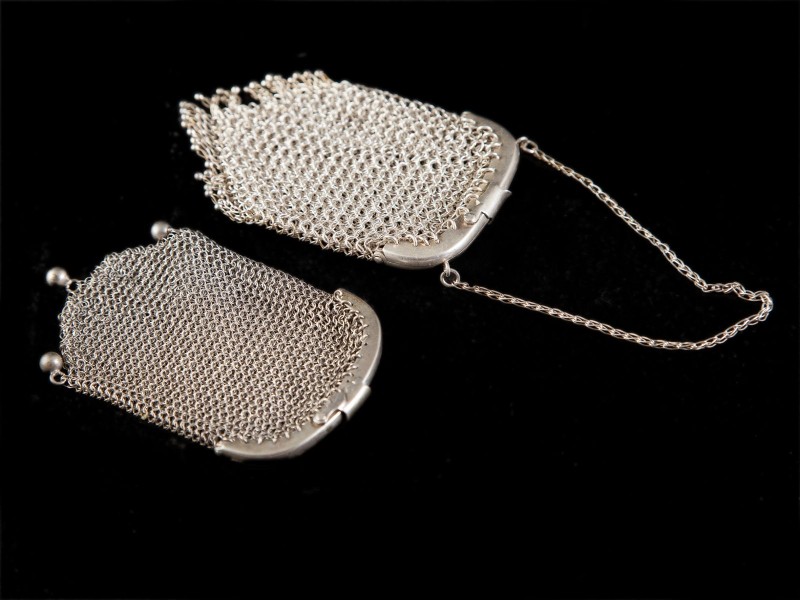 DOIS PORTA-MOEDAS DE DOIS DINHEIROS